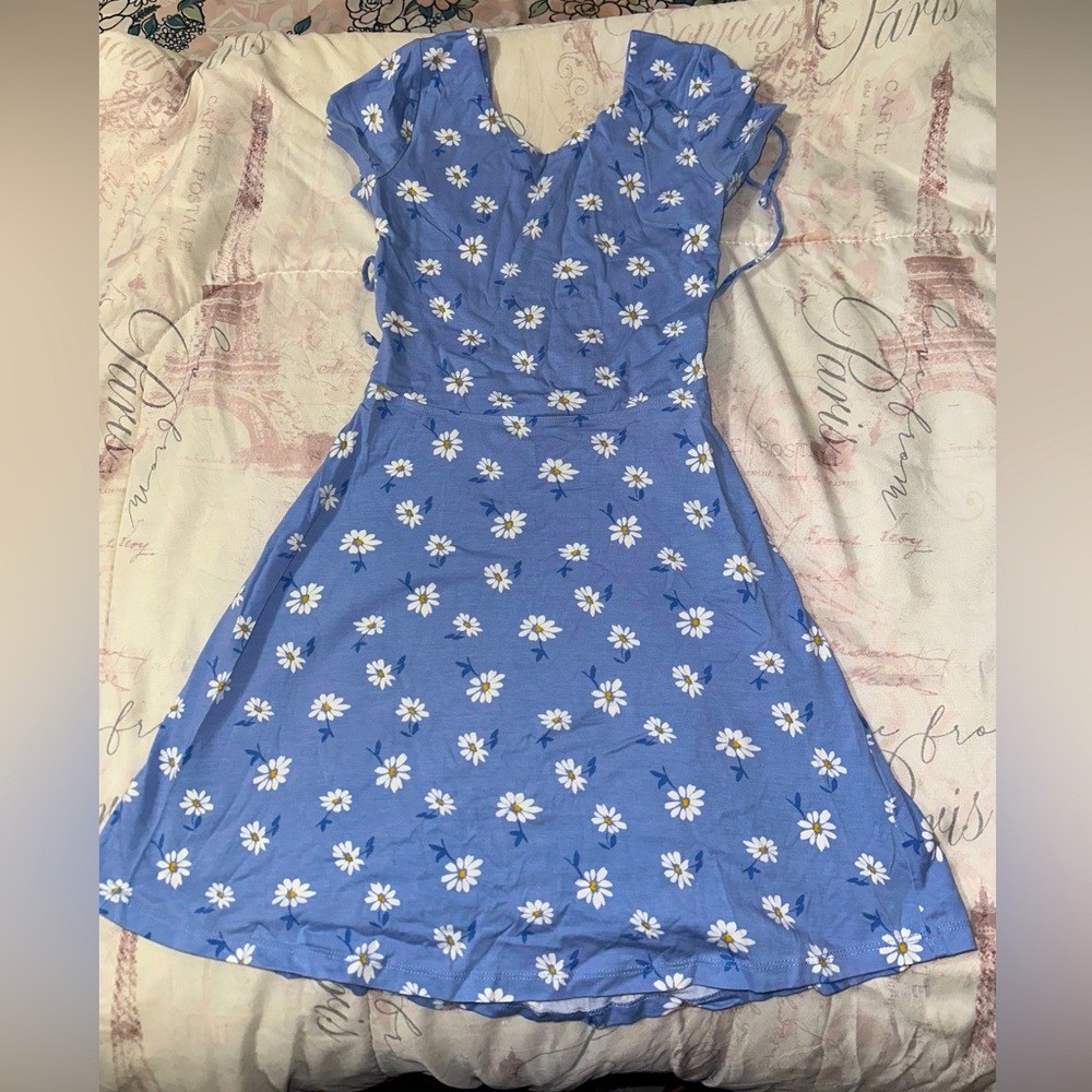This is a floral pattern, specifically a daisy pattern
Final sales NO RETURN